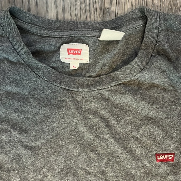Levi’s Tee - Picture 2 of 4